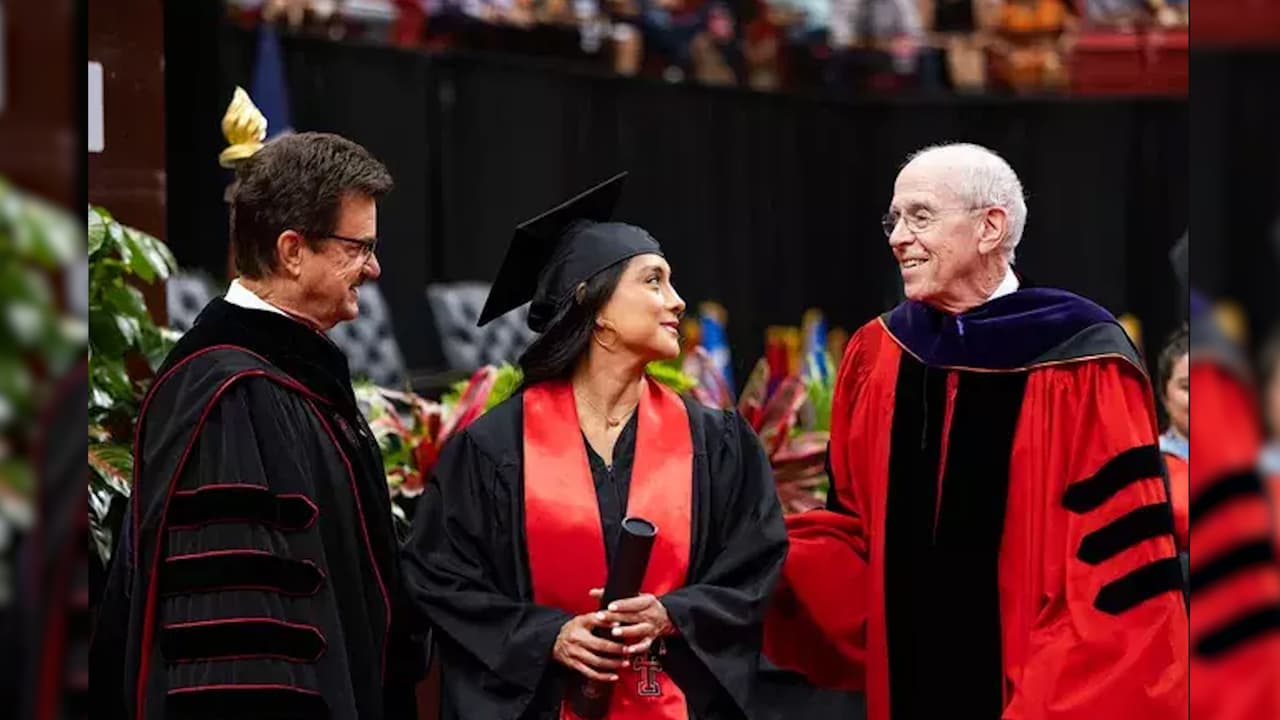 Madre soltera de tres hijos se gradúa en Texas Tech