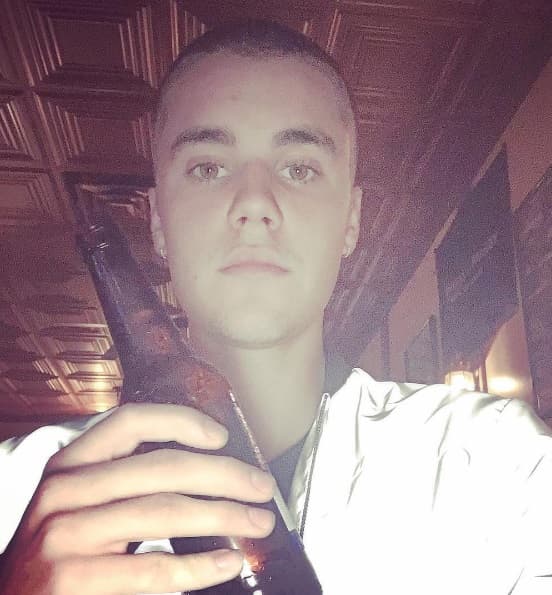 Lo cierto es que lo hemos visto muy enfocado en su carrera y quizá no tenga tiempo para el amor.