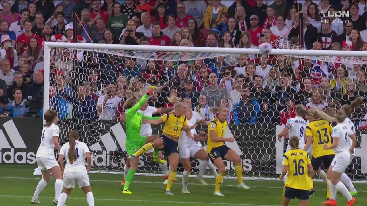 ¡Se salva Inglaterra! Cabezazo de Blackstenius que pega en el travesaño