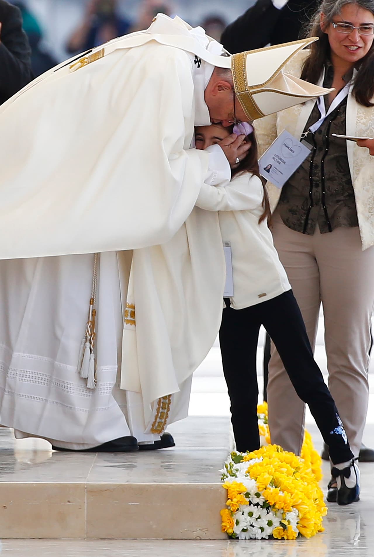 Su santidad católica también recibió el afecto de varios niños en Portugal.