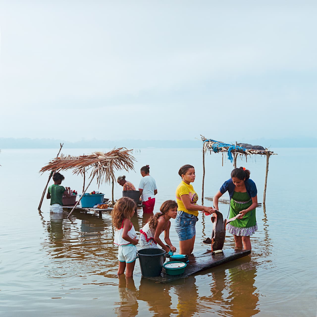 Una familia de extractivistas camina en la aldea de Mangabal, al lado del río Tapajos. Durante la fiebre del caucho, cientos de personas llegaron con el objetivo de explotar los recursos naturales de la selva. Ahora, el proyecto hidroeléctrico amenaza a esta comunidad que quedará bajo las aguas una vez que se acabe el proyecto y los obligará a sus vecinos a desplazarse a la ciudad cercana de Itaituba.