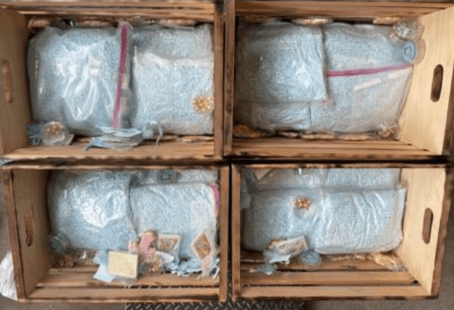Agentes de la Oficina de Aduanas y Protección Fronteriza (CBP en inglés) informaron de un decomiso sorprendente: unas
<b>333,634 pastillas de fentanilo y 23.15 libras de polvo de la misma droga</b>.