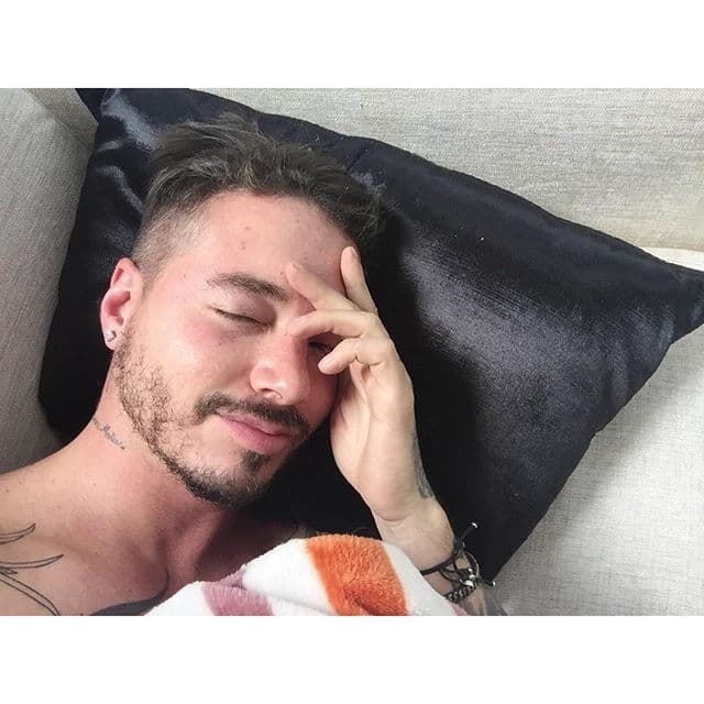 Luego de tanto esfuerzo, el galán quedó muy agotado y así lo compartió. ¿Alguna chica gusta darle el besito de buenas noches?