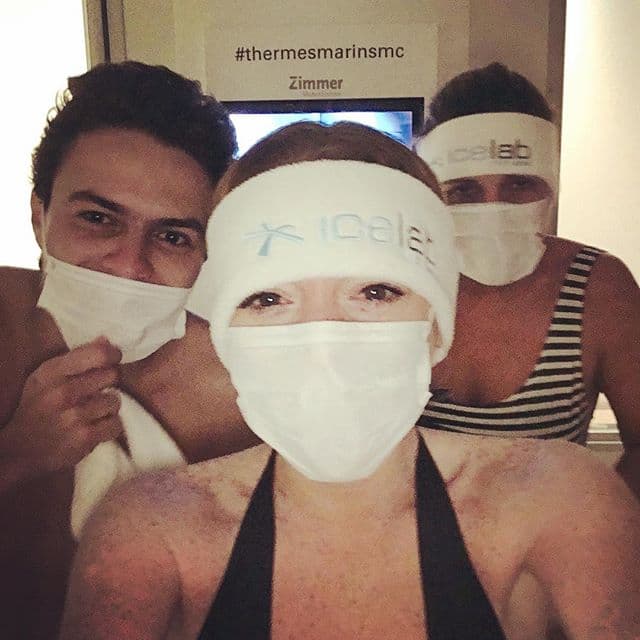 Por su parte, Lindsay Lohan compartió uno de sus secretitos de belleza. ¿Qué tanto le habrán hecho en la cara?