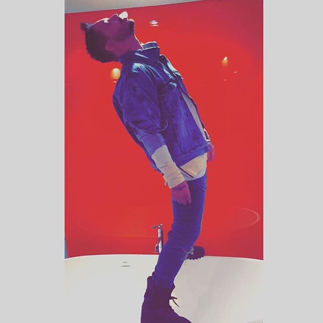 ¡Parece que J Balvin quiere comenzar a estudiar yoga!