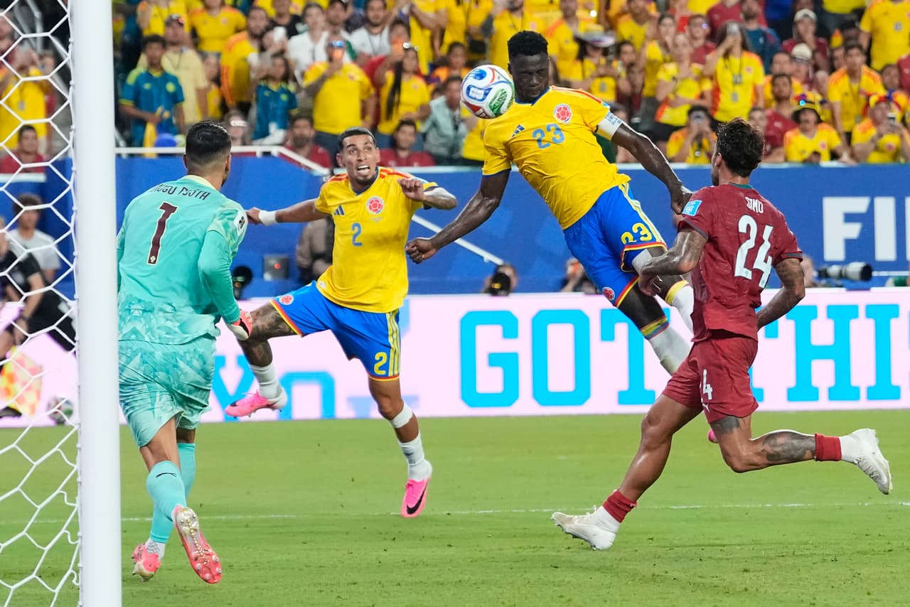 Davinson Sánchez intenta anotar a Portugal.