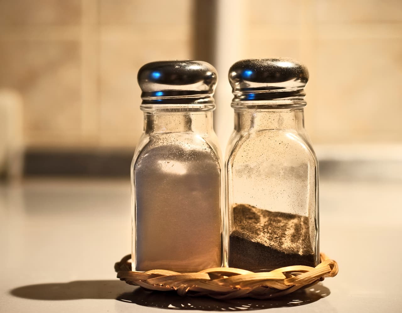 Crea un delicioso condimento para rellenar tu salero. Sigue esta fórmula de la Fundación HeartBright: mezcla dos cucharadas de pimienta negra, una de pimienta de Cayena, una de paprika, una de polvo de cebolla, una de polvo de ajo y una hoja de laurel molida. ¡Úsalo para todo!