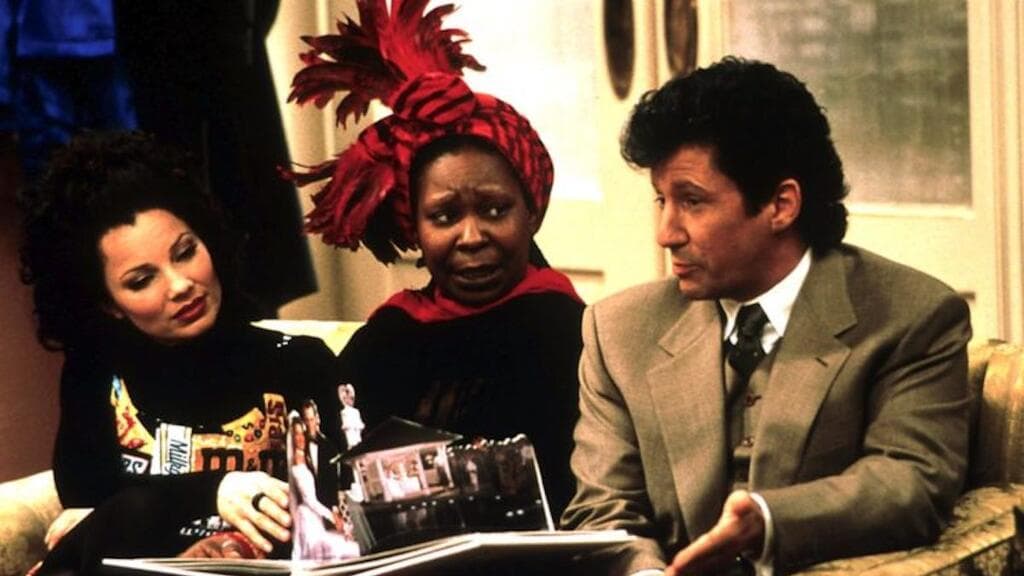 Durante su estancia en la casa se hace amiga del mayordomo de la familia llamado Niles (Daniel Davis), quien se convierte en cómplice de sus ocurrencias.
<br>
<br>Otros personajes que se ganaron el corazón de los espectadores
<b> </b>son la mamá de la Nana Fine, Sylvia (Renée Taylor) y la abuela Yetta (interpretada por la actriz fallecida Ann Morgan Guilbert).