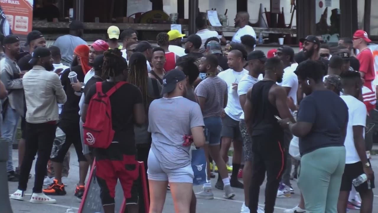 Sin mascarillas ni cumpliendo el distanciamiento social: local de Atlanta abarrotado de clientes