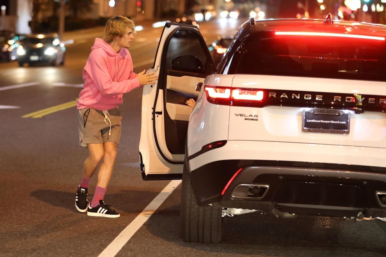 El artista no dudó en bajarse y verificar que la persona estuviera bien y fuera de peligro.