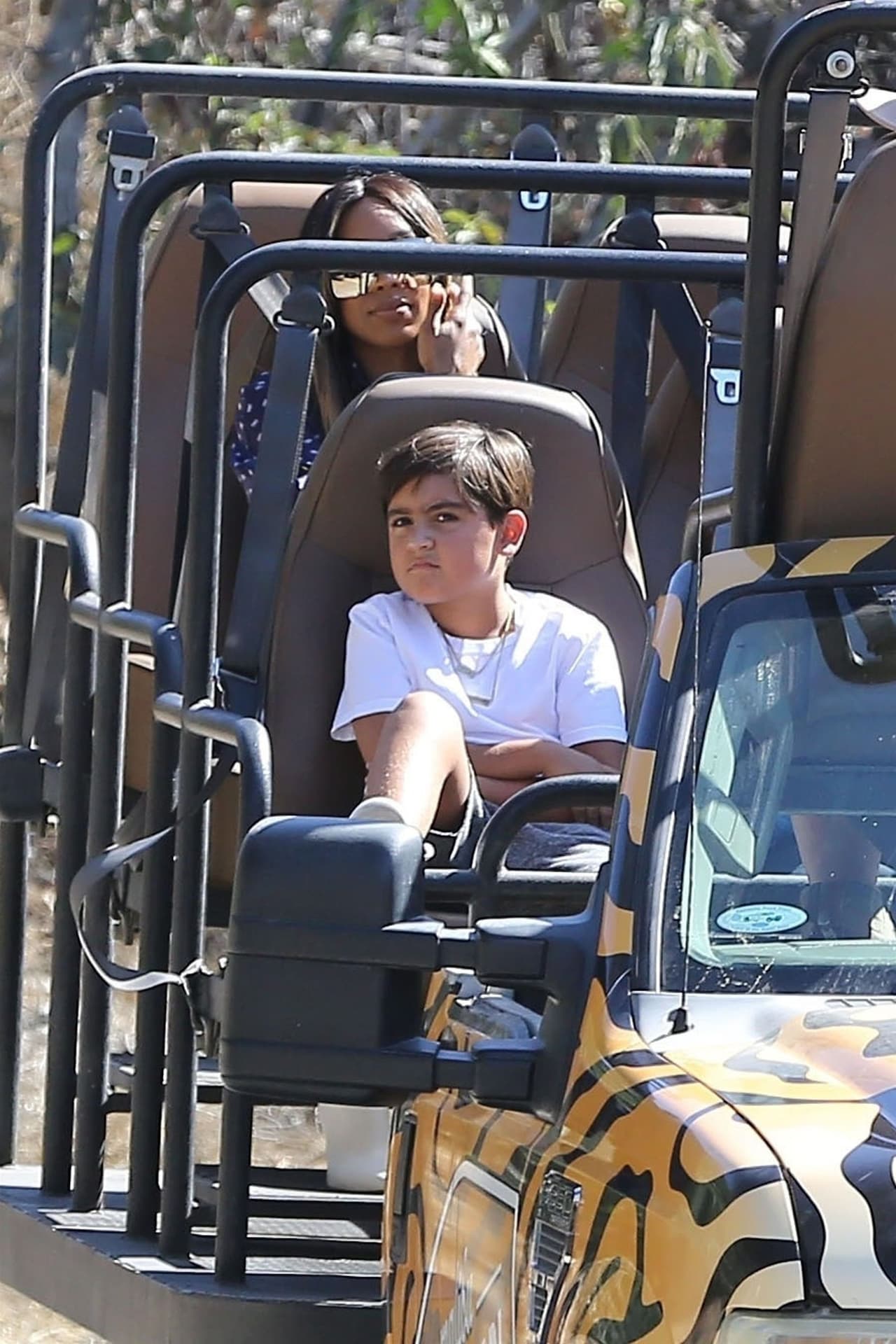 Mason también fue listo para divertirse aunque esta carita expresa un poco de aburrimiento. Y es comprensible, pues al niño de 8 años lo más que la impresionaría del recorrido sería el contacto con los animales, que tuvieron más tarde.