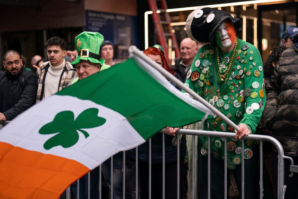 Turistas procedentes de diversas regiones de Estados Unidos y otros países se mezclaron con residentes locales para participar en las festividades.