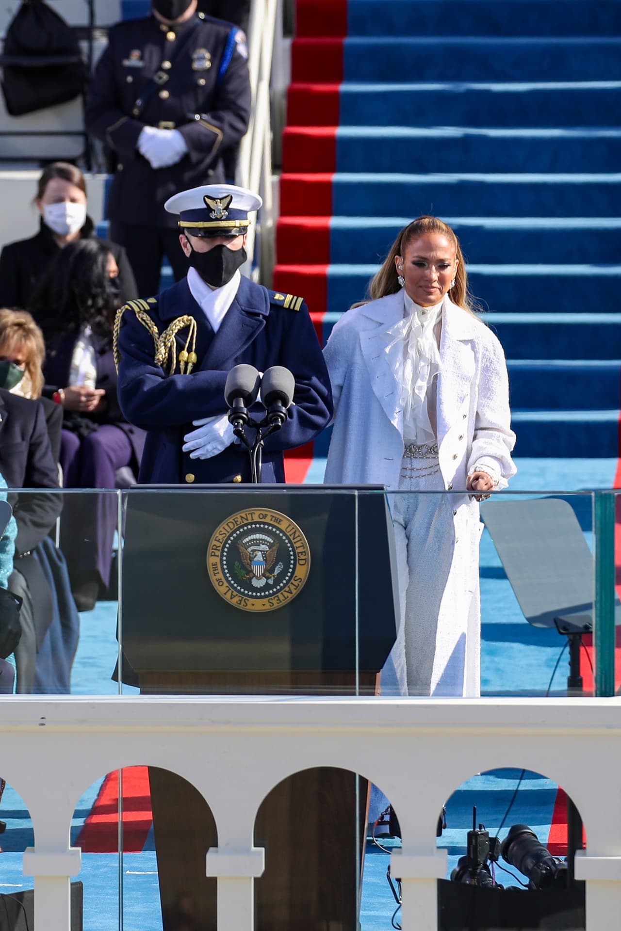 La intérprete de 'On the Floor' complementó su look con un cinturón de perlas de la misma casa de modas parisina, grandes aretes y pulseras, también de perlas, zapatos de plataforma, y como peinado escogió una pony tail alta.