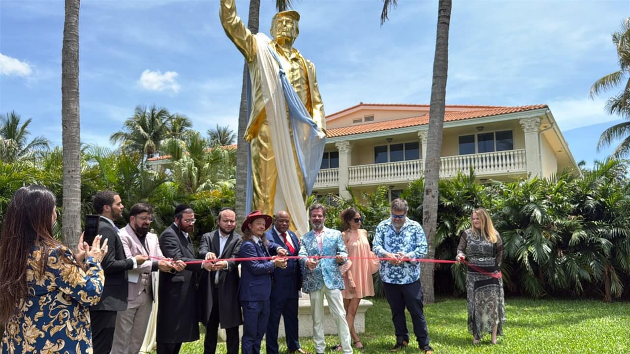 Líderes evangélicos bendicen estatua dorada de Trump en Doral