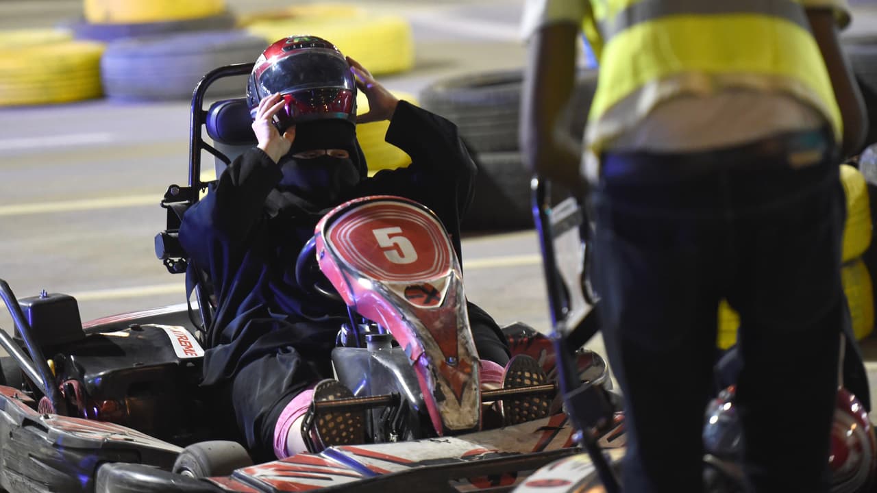 El entrenamiento en pistas de go-carts ha sido una manera efectiva, segura y sobretodo divertida para entrenar a las mujeres de Arabia Saudí en manejo a alta velocidad. No olviden que todos los grandes corredores comienzan sus carreras en una pista de g-carts.