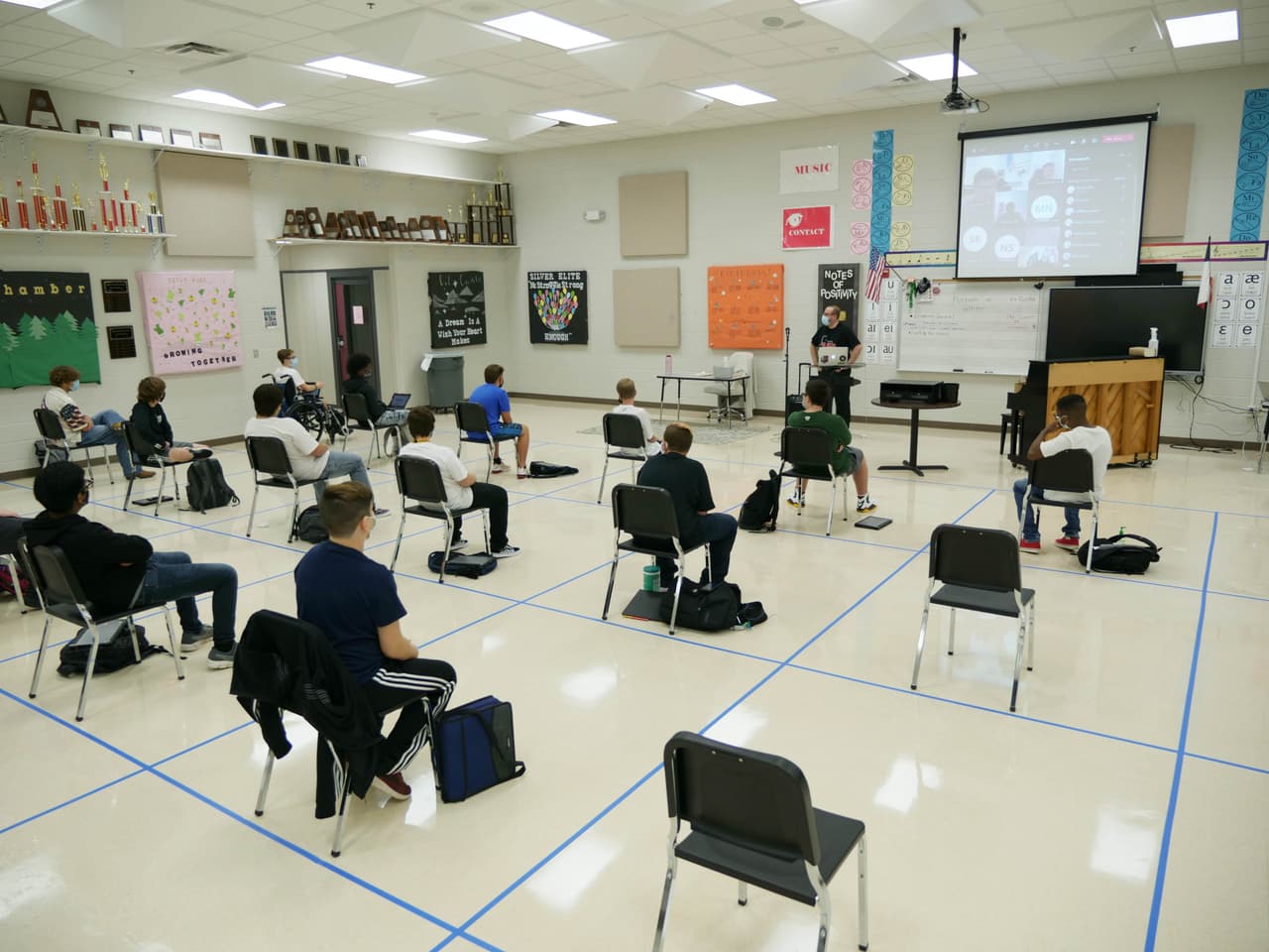 Varios niños regresan a clases en línea mientras que otros ya regresaron a clases en persona.
<br>
<br>