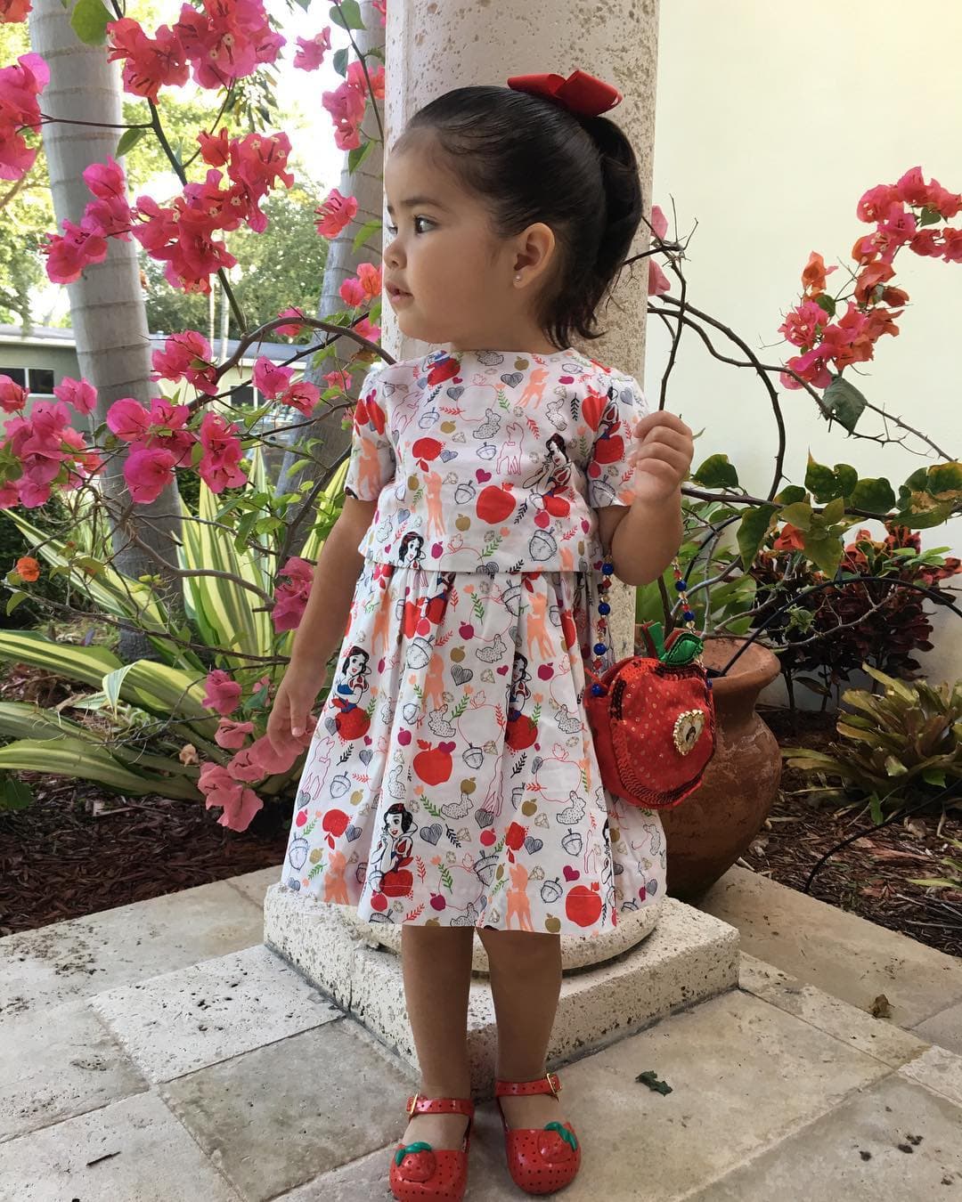 En sus looks más casuales también la vemos con estampados de las figuras de los cuentos.
<br>