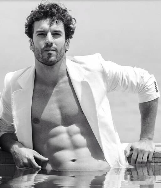 Es modelo de importantes marcas, pero además es un gran deportista, practica el triatlón profesional de largas distancias.