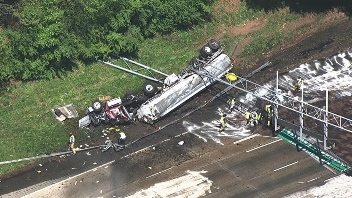 El letrero "cayó como resultado de un accidente de vehículo", dijo la portavoz de la policía de DeKalb, Michaela Vincent.