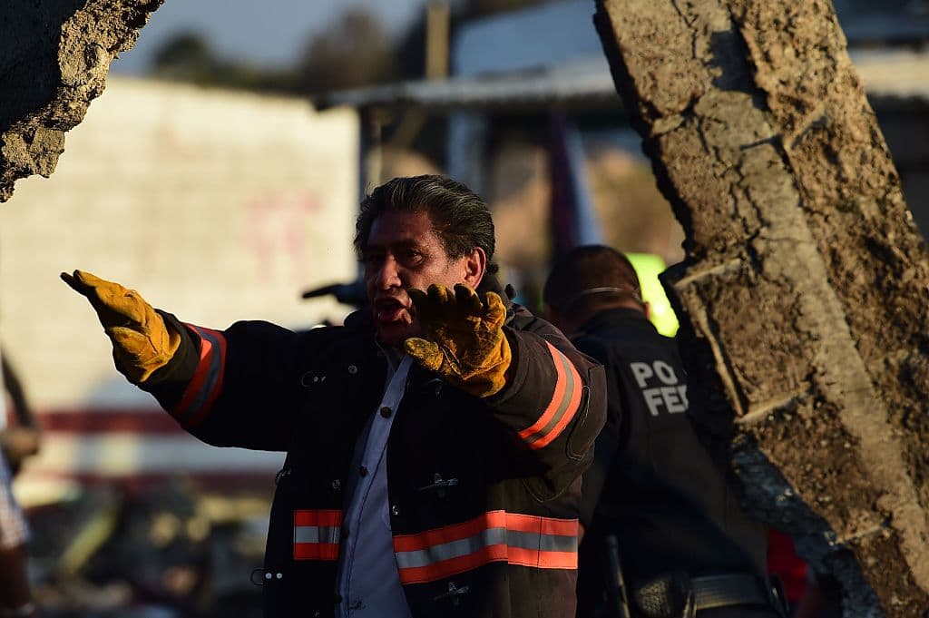 Un bombero dando instrucciones para emprender las tareas en el área del siniestro
