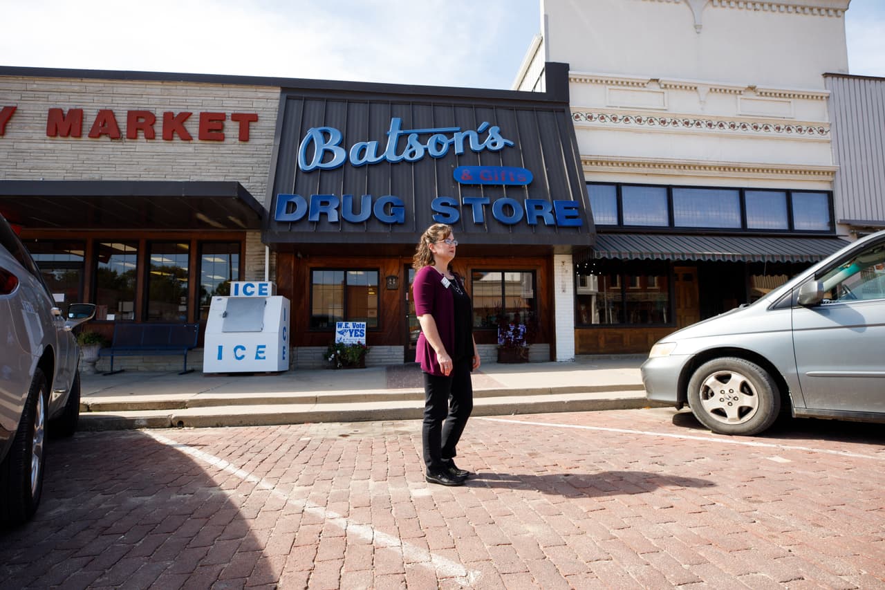 Julie Perkins compró Batson’s, la única farmacia en el condado de Elk, en Kansas, después de graduarse de la Escuela de Farmacia.