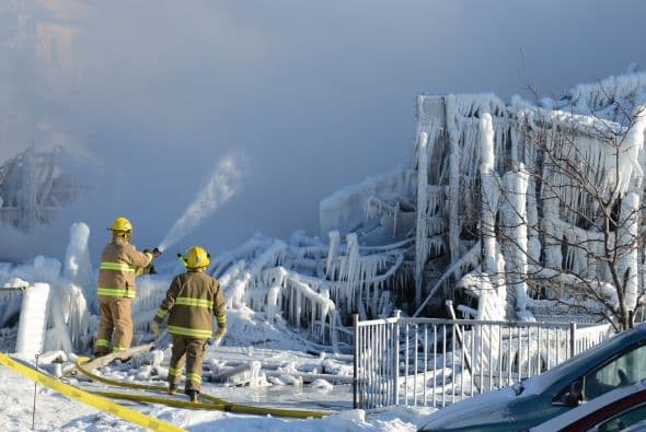 El portavoz también destacó que el intenso frío, con temperaturas de -30 grados bajo cero en la noche, hace peligroso el trabajo de los equipos de rescate.