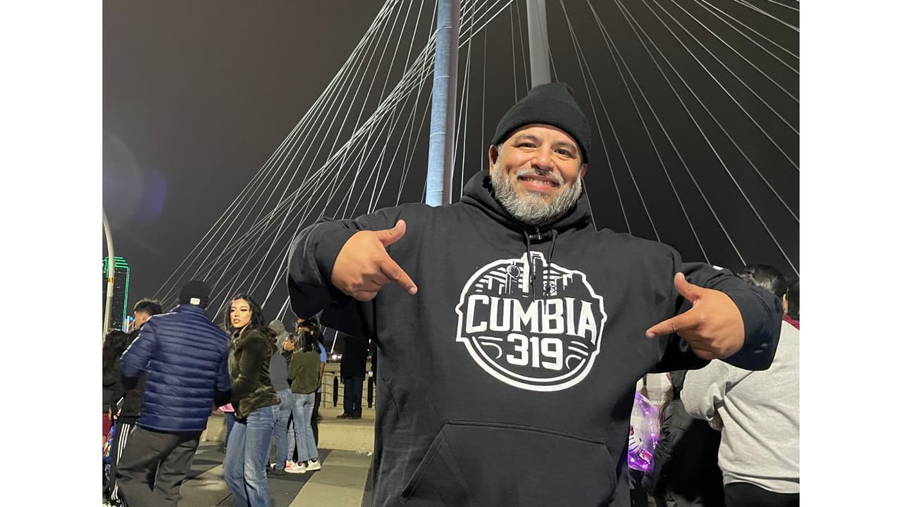 Rodolfo Macías es originario de Monterrey, ciudad que por años ha bailado al ritmo de la música colombiana, rebajadas y vallenatas.
<b>Rodolfo trajo a Dallas no solo su pasión por la cumbia, también su movimiento y sonidero Cumbia 319.</b>