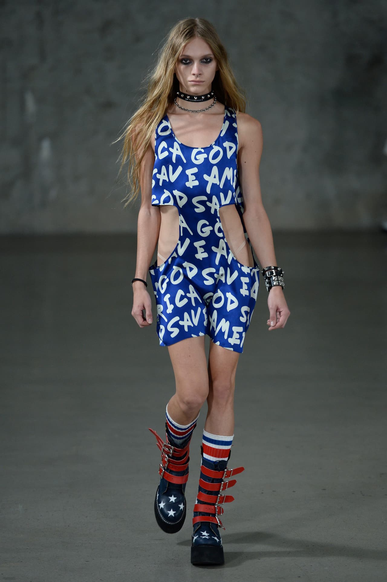 Vestidos agujereados y drapeados también se volvieron bandera de esta consigna. Este atrevimiento político no es nuevo en la moda. Marc Jacobs salió al final de su pasarela en febrero pasado luciendo inesperadamente una camiseta de Hillary Clinton y recientemente una marca de joyería le envió una carta a Melania Trump diciéndole que el dinero recibido por la compra de sus aretes la donarían a una fundación a favor de los inmigrantes.