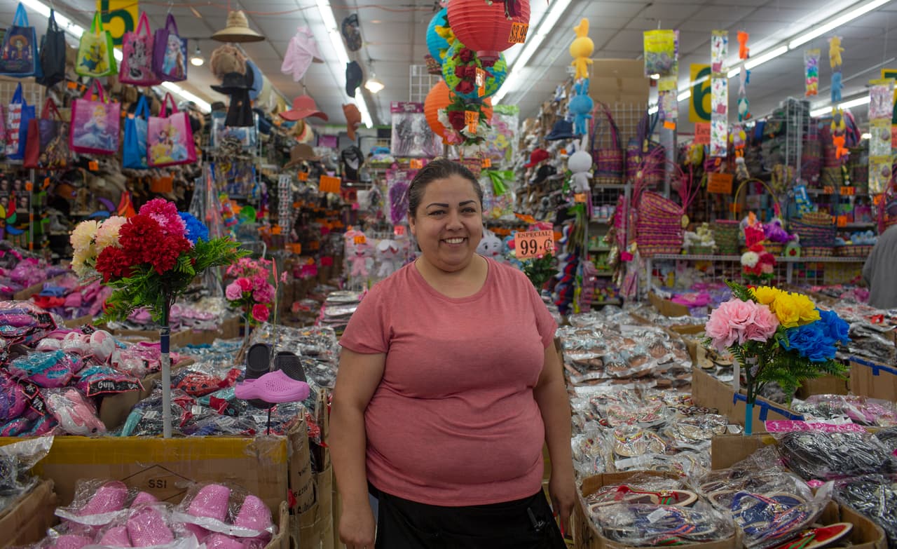 "No creo que lo cumpla. Imagínate, se viene abajo EEUU si cierra la frontera como él dice", afirma Yadira Janet Galván, que es encargada de Omega, un negocio al lado del puente internacional McAllen-Hidalgo. "El mexicano viene mucho y consume mucho aquí en esta parte de EEUU y más aquí en la frontera", añade.