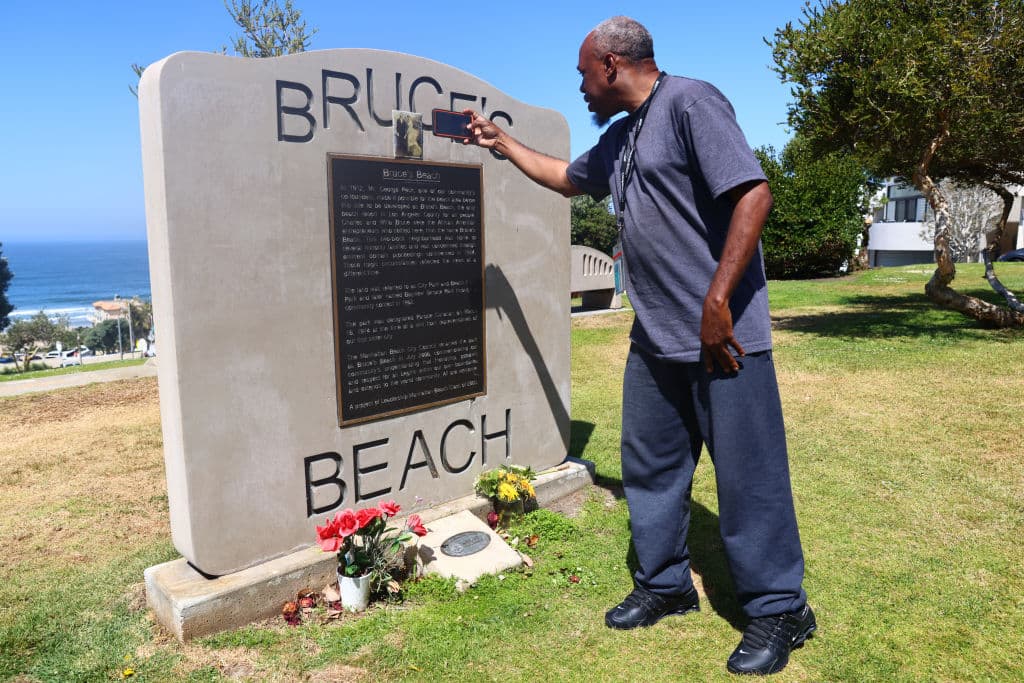 "Los Bruce y sus clientes fueron acosados y amenazados por vecinos blancos, incluido el Ku Klux Klan", 
<a href="https://hahn.lacounty.gov/bruces-beach-motion">escribió en un comunicado Janice Hahn</a>, supervisora del condado de Los Ángeles que lideró la campaña para regresar la propiedad a la familia Bruce.