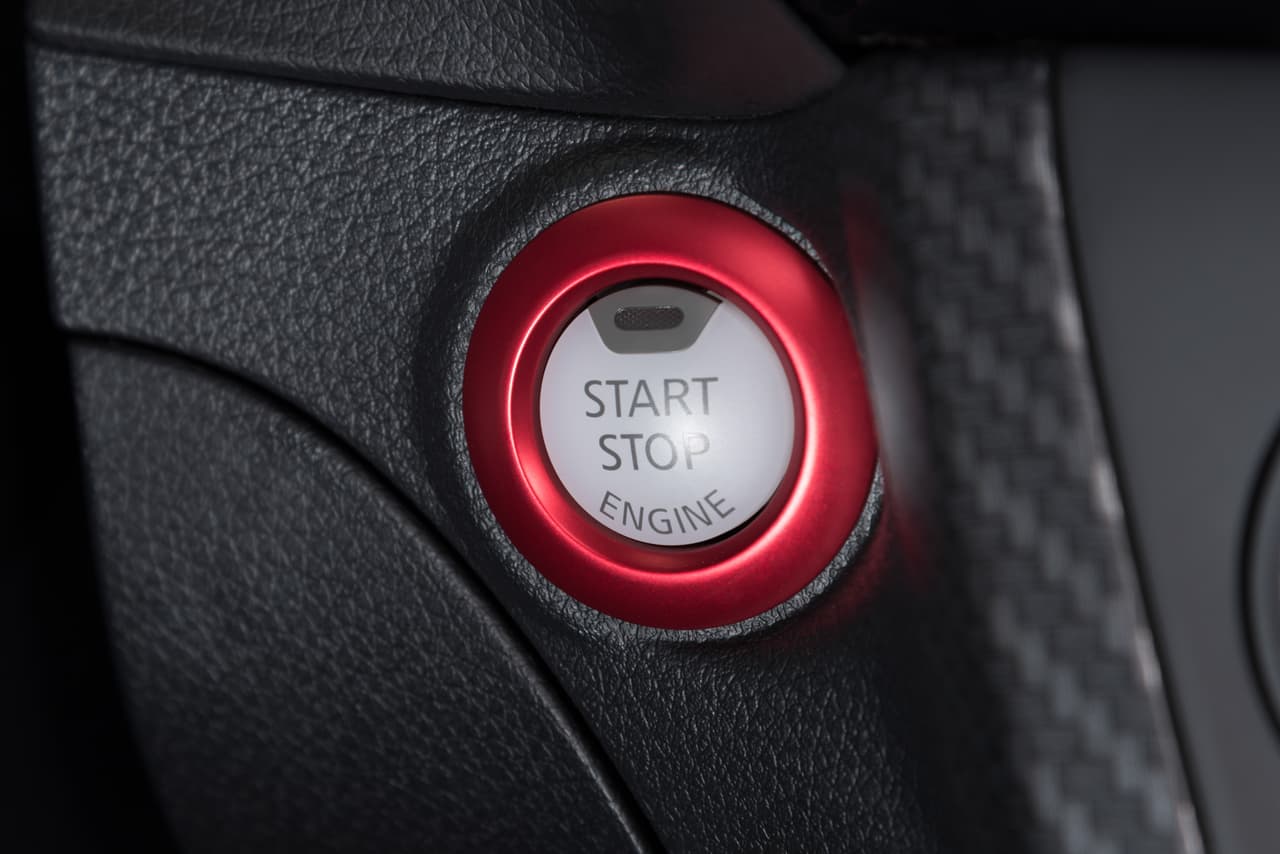 Uno de los rasgos distintivos de la competición es el 
<b>encendido del motor mediante un botón</b>, el cual está presente en el interior del Sentra NISMO, a un costado de su columna de dirección.