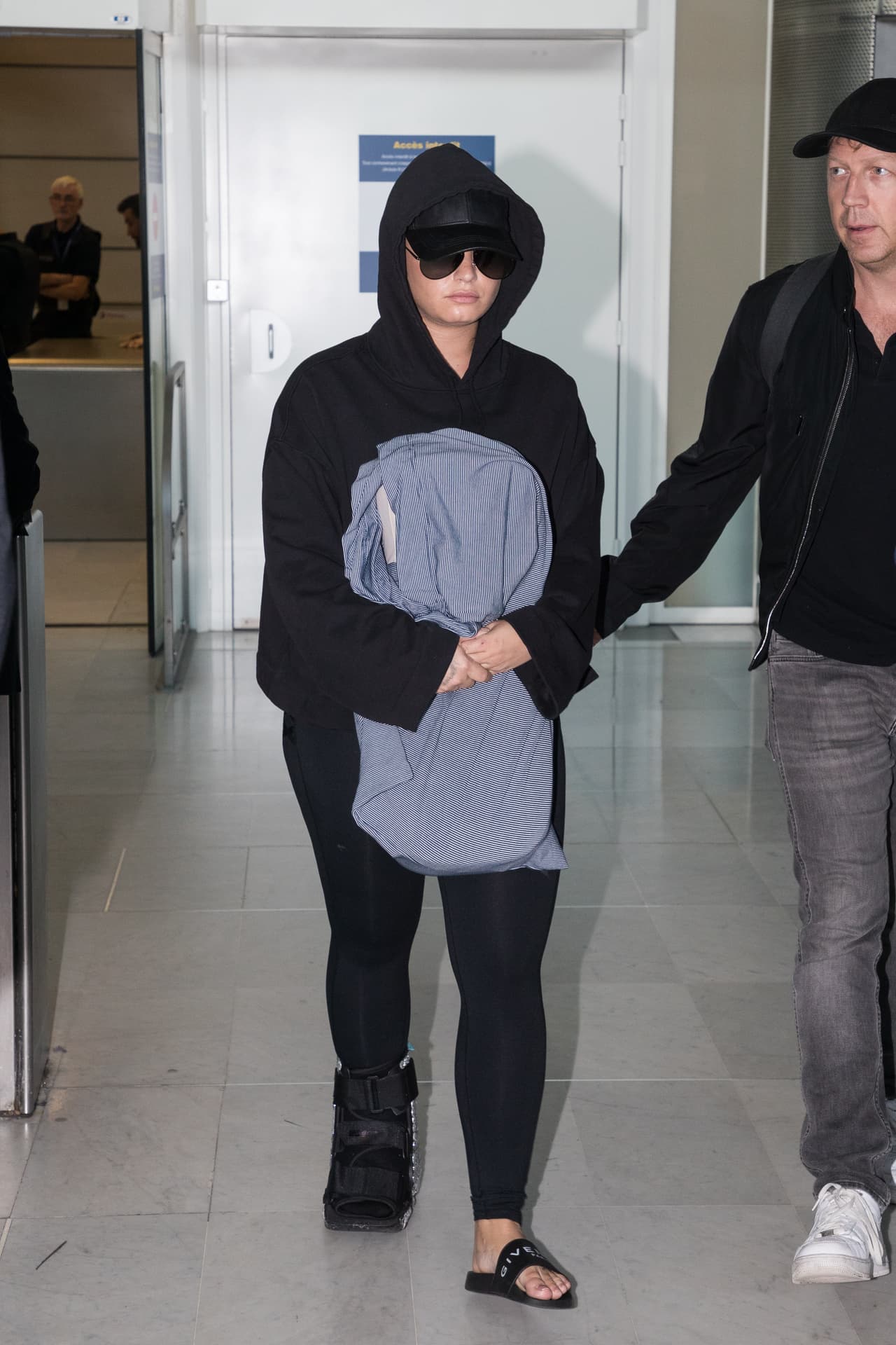 El tema no precisa el contexto en que ocurrió la recaída y si ha sido más de una ocasión, a pesar de que la ex estrella de 
<a href="https://www.disney.com/"><b>Disney</b></a> suele ser muy abierta al hablar sobre sus adicciones y trastornos mentales que la han llevado a 
<a href="https://www.univision.com/entretenimiento/chismes/demi-lovato-es-copropietaria-del-centro-de-rehabilitacion-donde-estuvo-ingresada"><b>centros de rehabilitación</b></a>
<b>.</b>