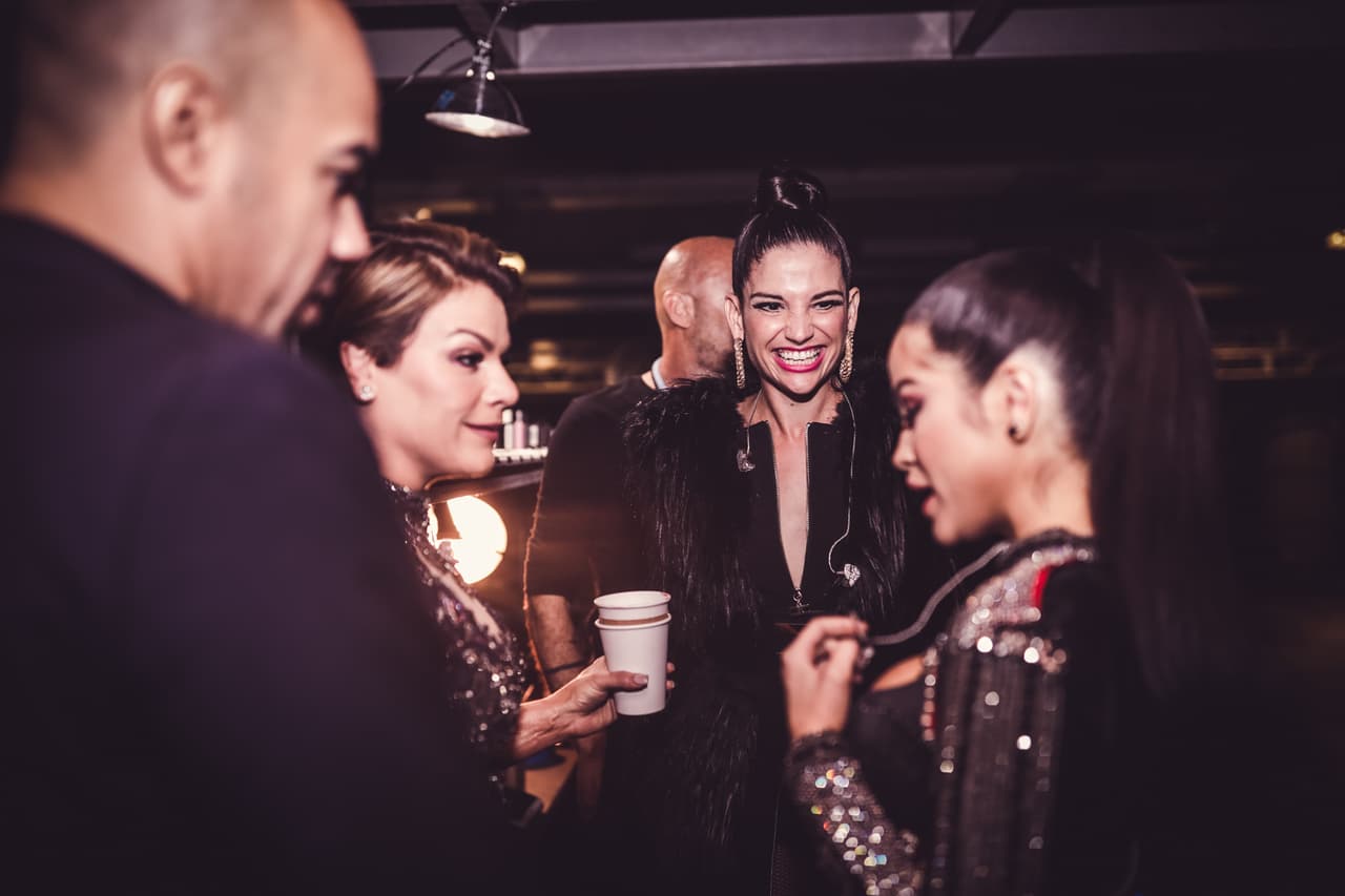 Olga Tañón, Natalia Jiménez y Natti Natasha ultimando detalles antes de salir al escenario.