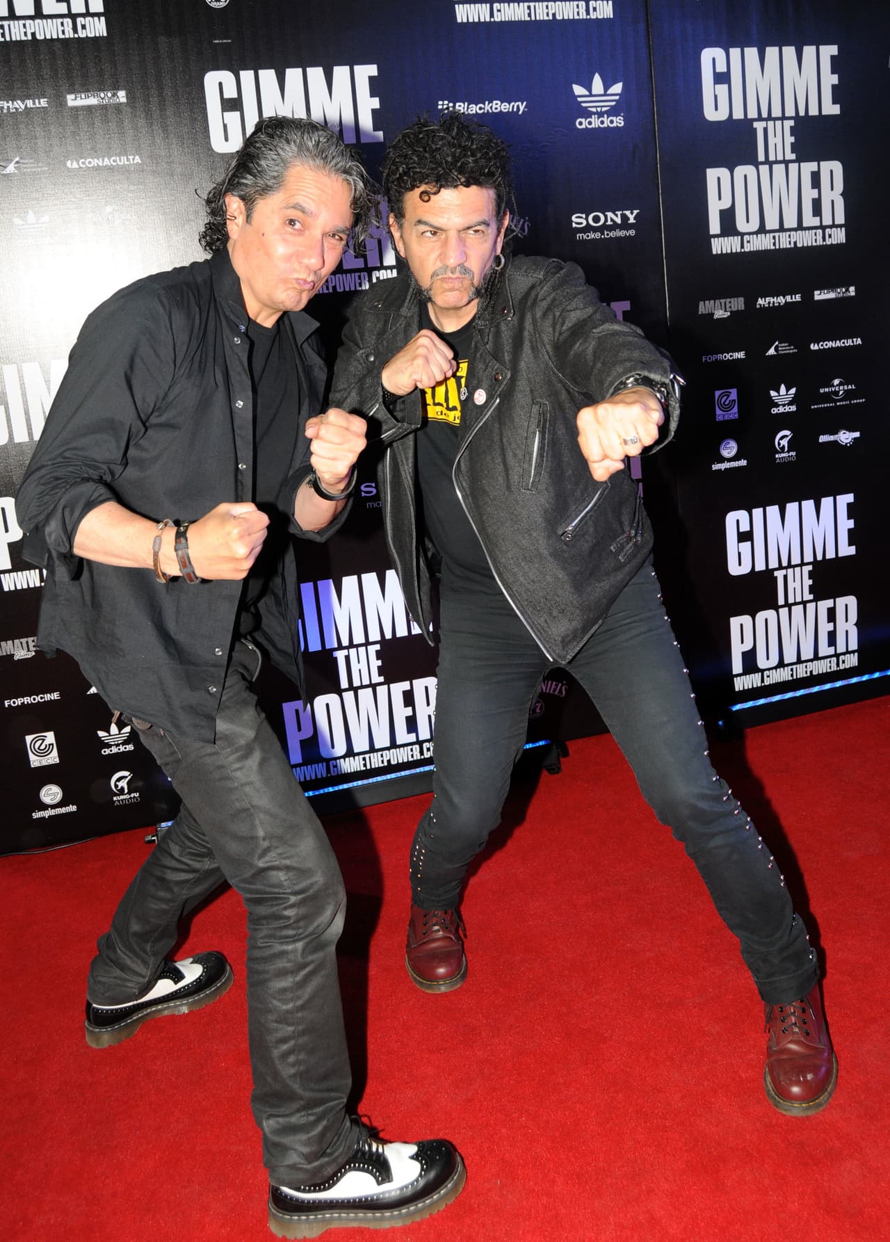 “Gracias a los que se mostraron solidarios conmigo, a los que me cobijaron con su amor estos 64 años. No se culpe, pues, a nadie de mi muerte: esta -el suicidio-, es una decisión consciente, voluntaria, libre y personal. Hasta pronto, Armando Vega-Gil”.