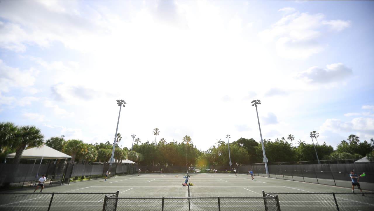 Las canchas de tenis funcionarán de 7:30 am a 7 pm. 
<br>