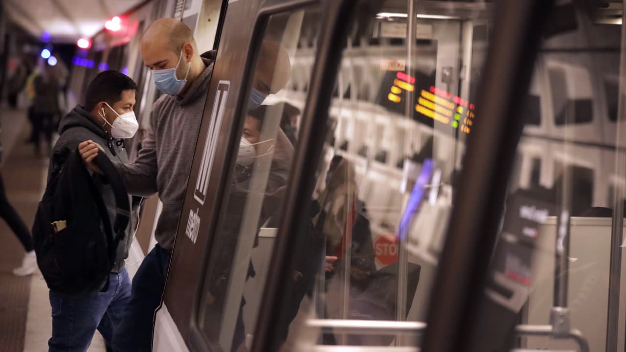 Tarifas más bajas por las noches, pero los trenes de la Serie 7000 del Metro, hasta el verano