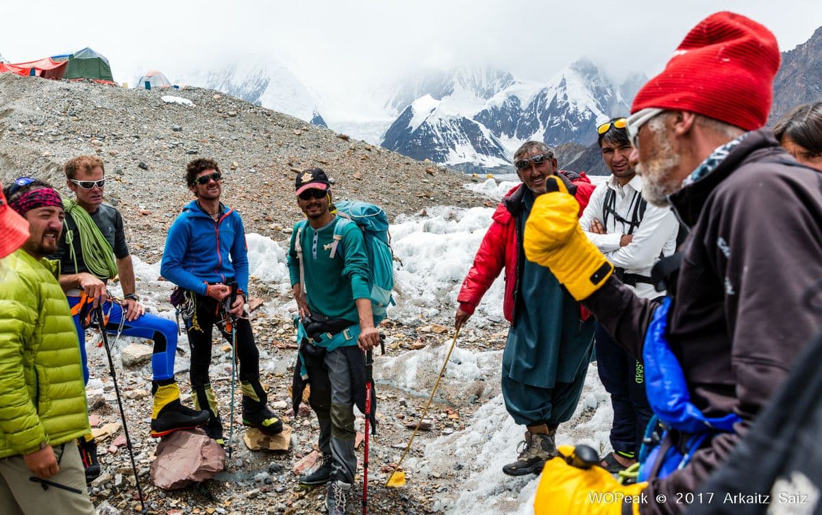 El italiano llevaba cuatro días sin comer ni beber, con congelaciones de sus sus extremidades, que había intentado bajar por sí solo, pero no tenía fuerzas. Luego de pasar la noche en los 6,500 metros, el italiano logró ponerse de pie y bajó acompañado pero incorporado.