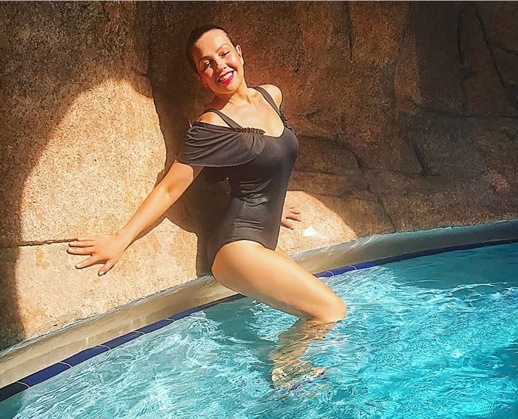 La cantante de 45 años de edad aprovecha sus tiempos libres par pasarlos en familia y promocionar su línea de ropa a la que pertenece el modelo que viste en esta fotografía.