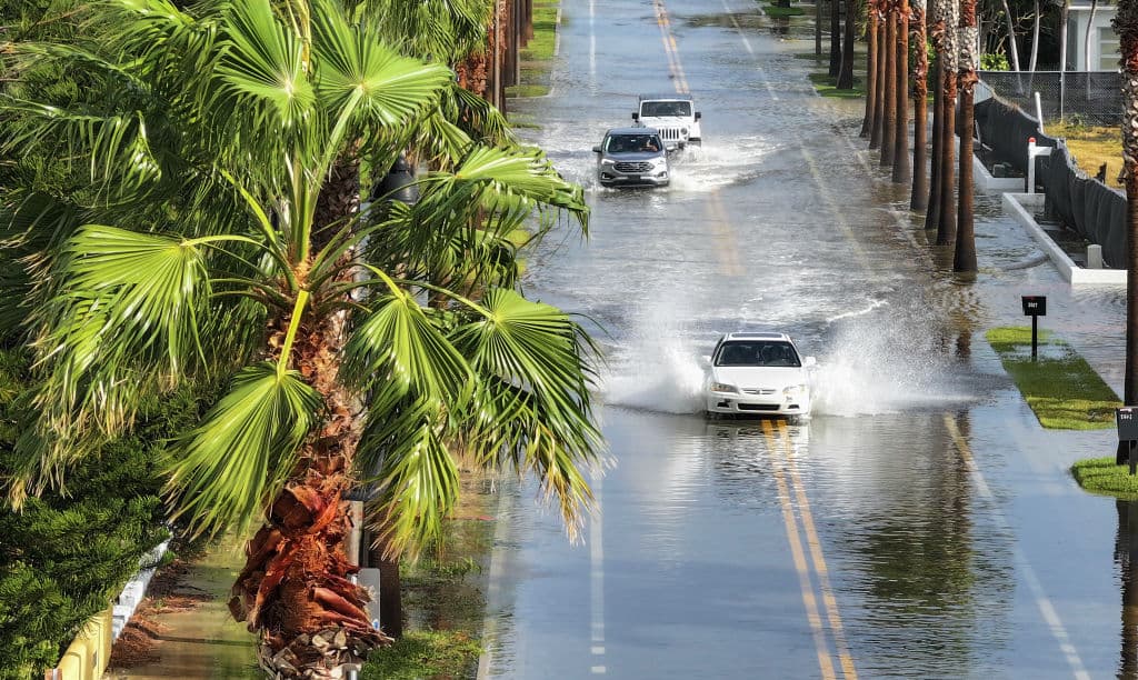 También en Saint Pete Beach, desde temprano se reportaron inundaciones de calles, con conductores intentando llegar a sus destinos en condiciones pre huracanadas.