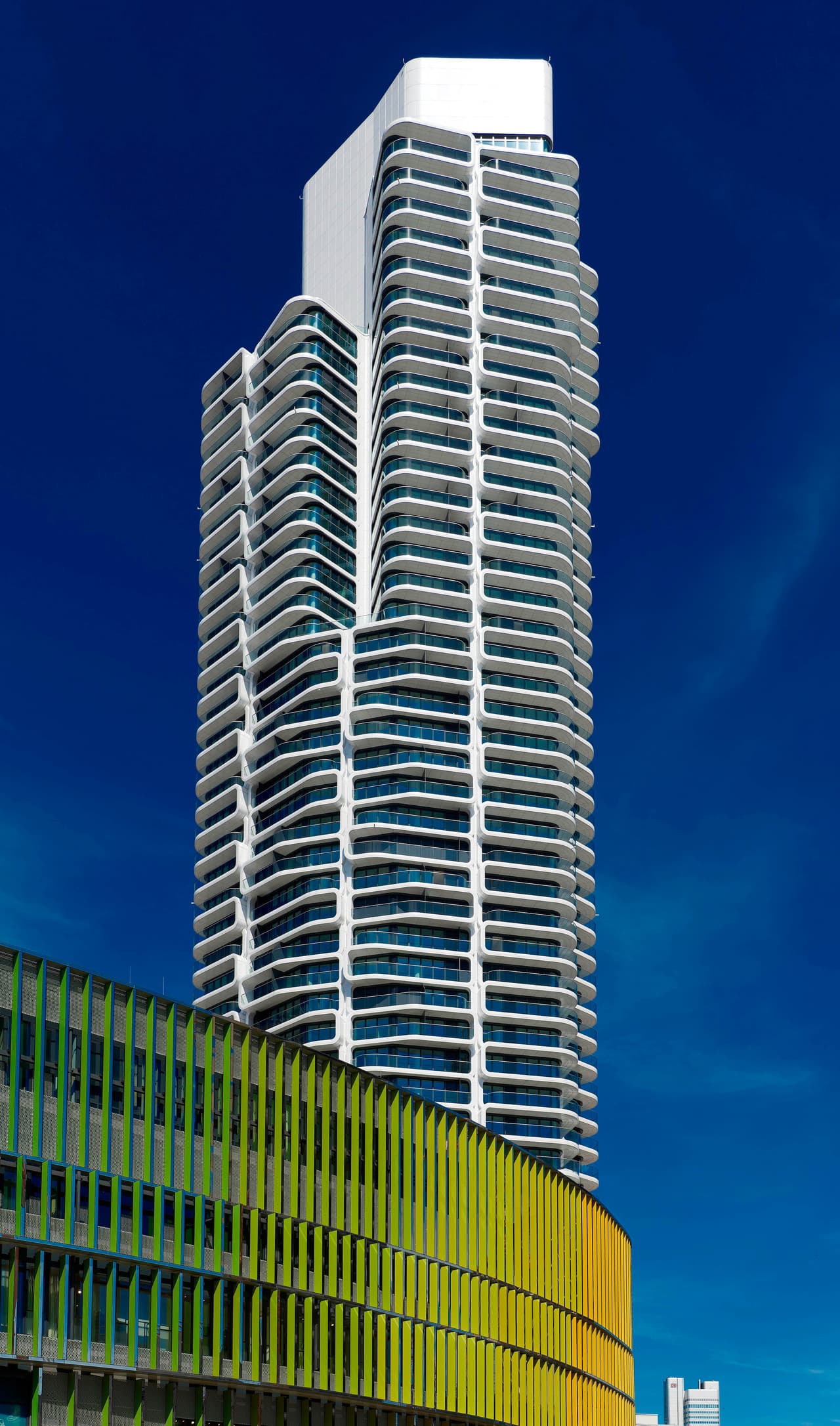 <b>Grand Tower (Frankfurt am Main, Alemania)</b>
<br>
<br>Es el edificio residencial más alto de Alemania y el primero en su tipo en comercializarse a nivel mundial, según el premio Emporis, que le otorgó el 10 lugar del premio. 
<br>
<br>Este galardón se entrega desde 2000 y se ha convertido en una referencia del panorama arquitectónico internacional.
<br>