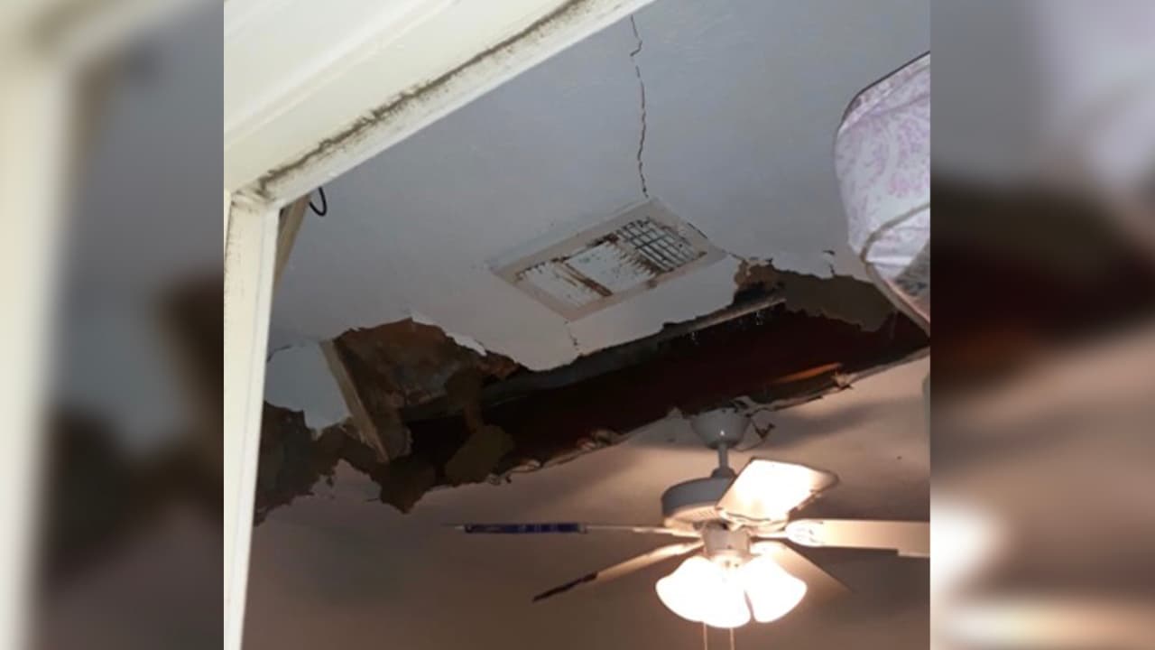 El techo de la casa de Mónica Portillo también presentó daños luego del incidente que estremeció el noroeste de Houston.