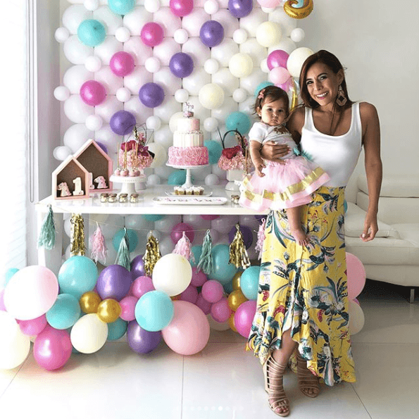 Una mamá feliz de una bebé hermosa que recibe cariño por montones.