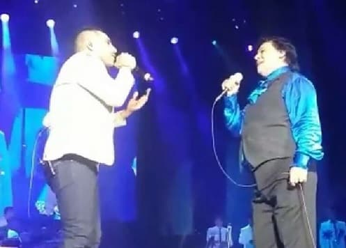 Espinoza Paz se subió al escenario y cantó junto a su ídolo el tema 'Siempre en mi mente'.