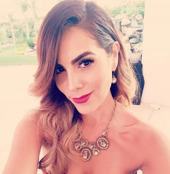 <b><a href="https://www.univision.com/programas/novelas/adrian-uribe-es-todo-un-casanova-ellas-han-sido-sus-guapas-novias-fotos">Jackie Sauza</a></b> se considera una mujer que ama la vida: "Soy una chica esforzada, una guerrera con miedos pero nunca cobarde. Soy muy amigable, me encanta amar a mi familia, amo a Dios. Me gusta reír y disfrutar de cada momento. Vida solo es una y hay que disfrutarla al máximo", dijo en entrevista para Gorcayes Magazine.