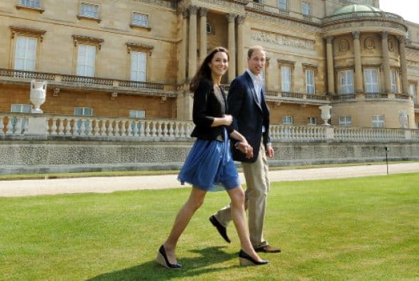 El príncipe William camina de la mano de Kate un día después de su boda.