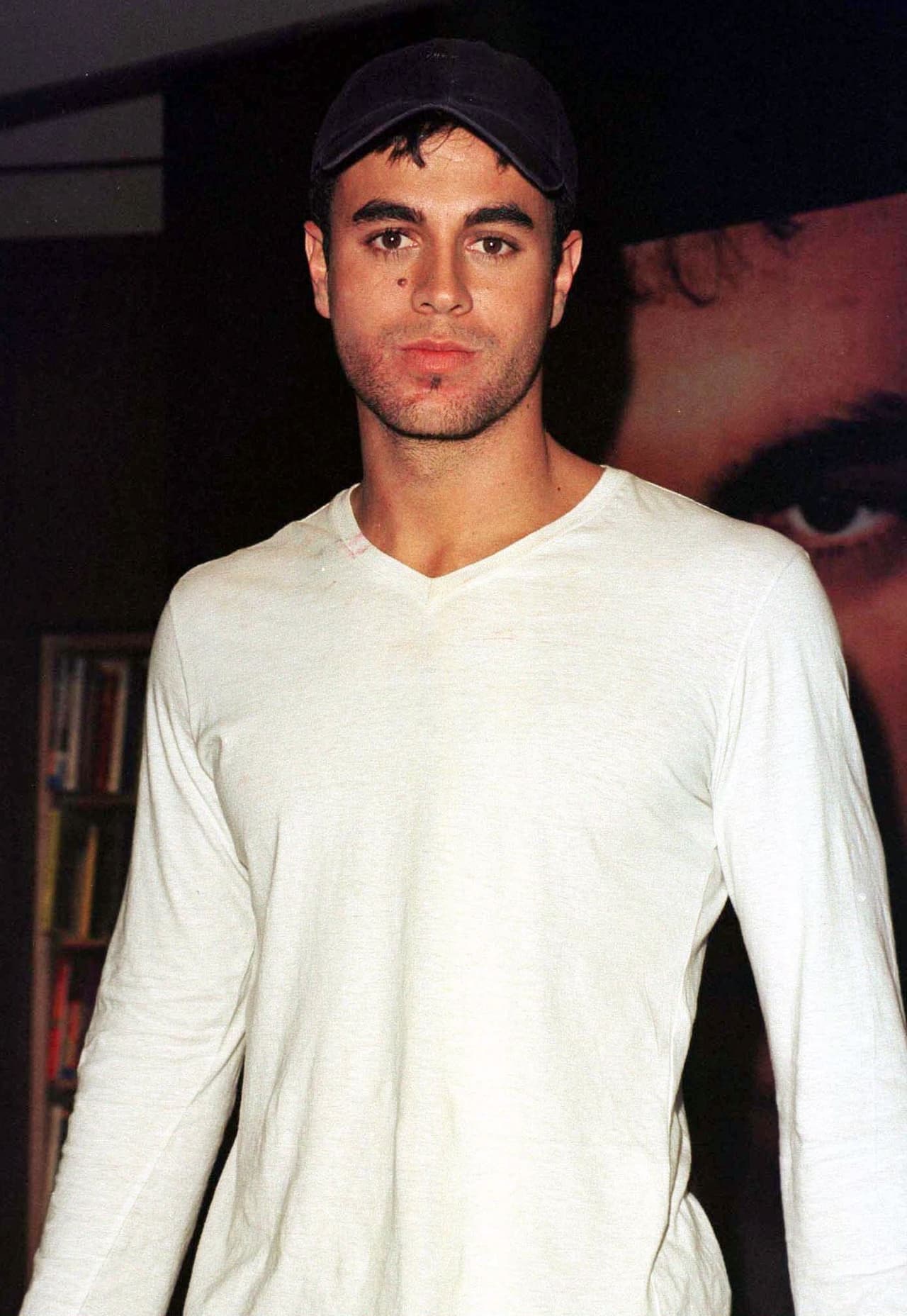 En sus inicios, Enrique usaba un nombre falso con las disqueras para que no lo relacionaran con su padre. Y por increíble que parezca, varias casas discográficas le negaron una oportunidad. Aún así logró salir adelante.