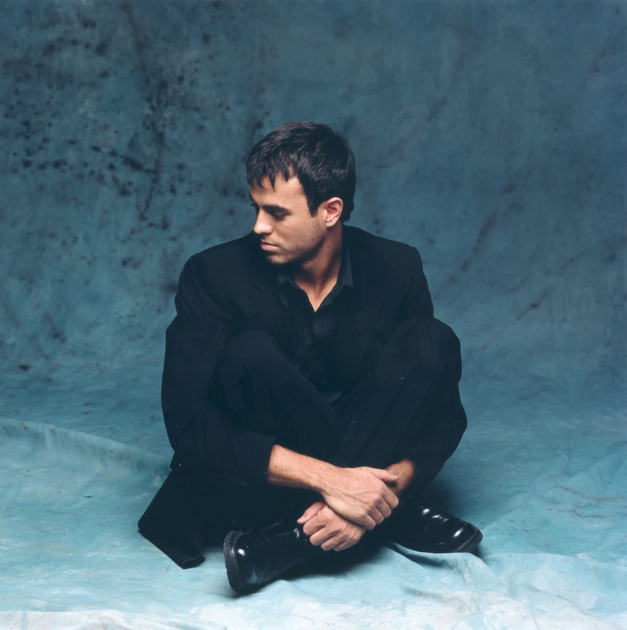 Según el informante, ese rechazo marcó por siempre a Enrique. En 2007, el cantante abrió su corazón a la revista People en Español y contó como fue que poco a poco se empezaron a alejar.