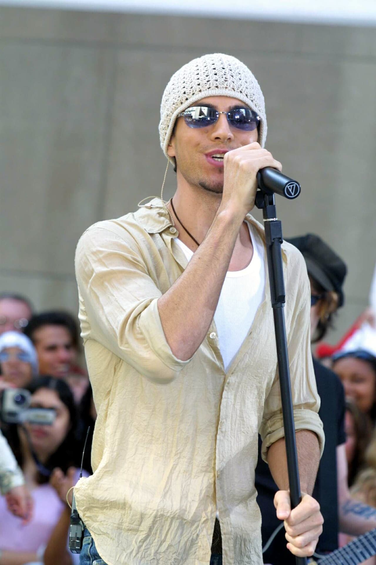 En 1995 lanzó su primer disco, el cual tenía temas como 'Si tú te vas', 'Experiencia religiosa', 'Por Amarte' y 'No llores por mí'. Rápidamente esas canciones se colocaron en el top de las listas de popularidad y así nació el fenómeno musical Enrique Iglesias.