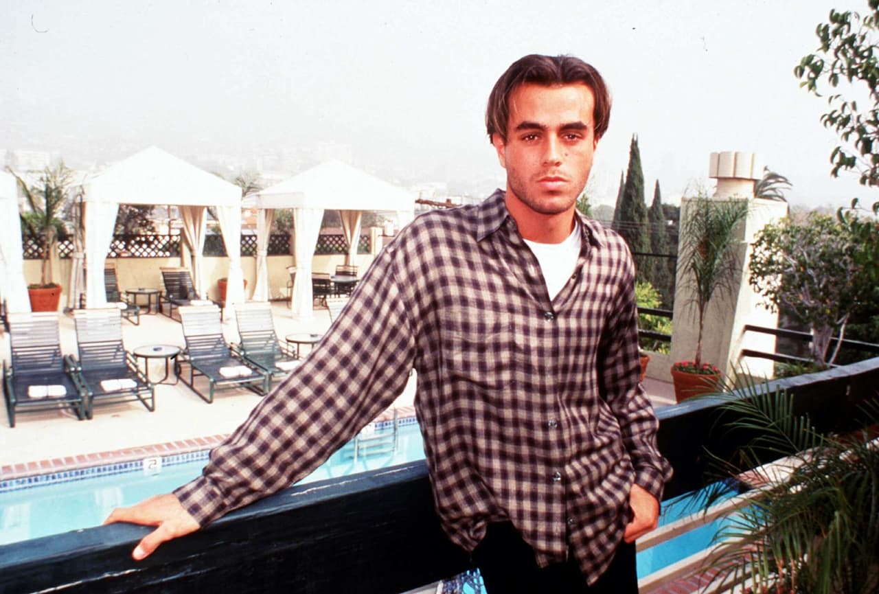 El diario indica que una fuente reveló que en sus inicios musicales Enrique le pidió ayuda a su padre y que fuera él quien lo presentara a los medios. Pero Julio se negó a hacer esto.