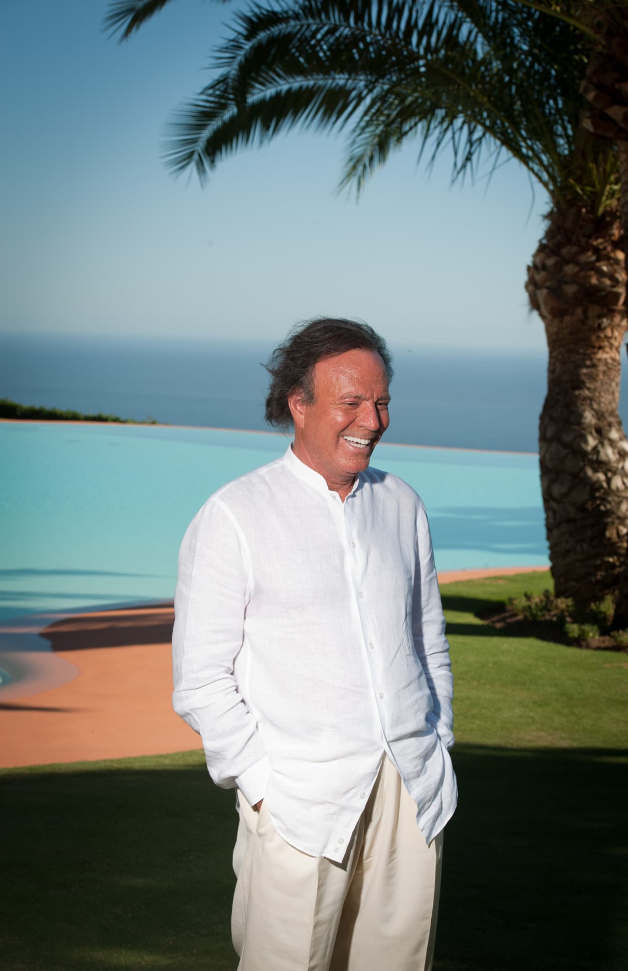 En 1971 Julio se casó con la modelo filipina Isabel Preysler. De ese matrimonio nacieron tres hijos: Chabeli, Julio Jr. y Enrique.